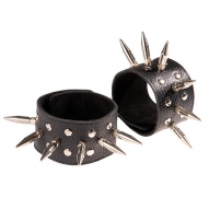 Кожаные напульсники с шипами